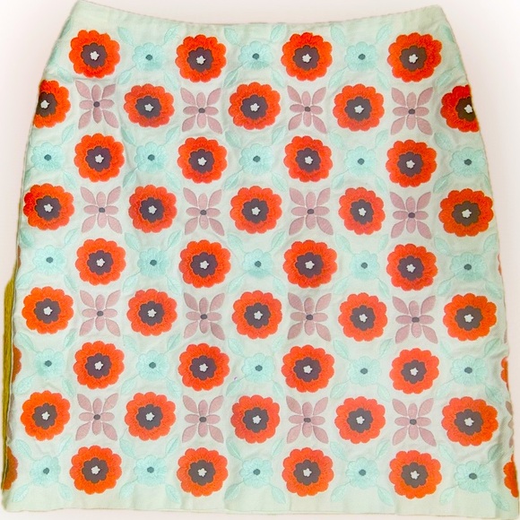 EUC Boden SZ 4 cream/red/green/lilac floral embroidered skirt w/rear zipper - Picture 6 of 8